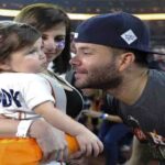 Jose Altuve celebra junto a su esposa e hijas en el terreno de juego su gran victoria