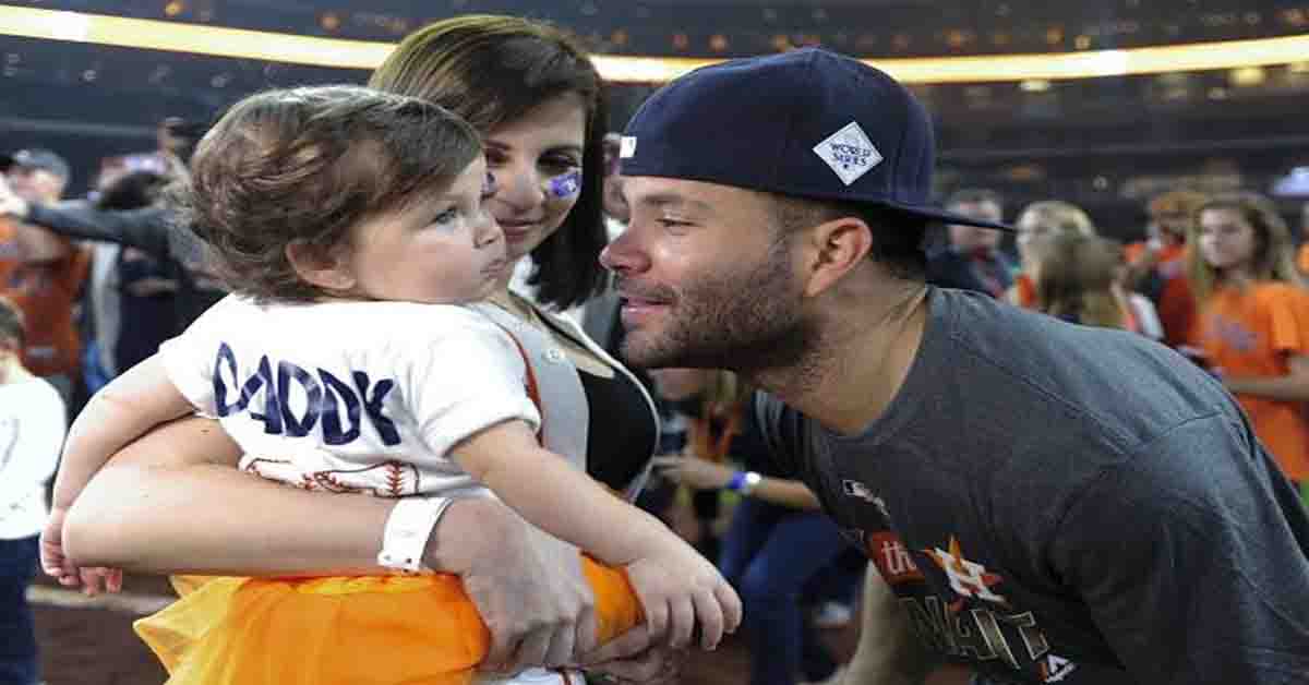 Jose Altuve celebra junto a su esposa e hijas en el terreno de juego su gran victoria