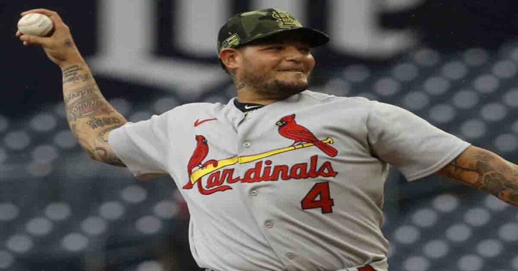 Yadier Molina realizó su debut como lanzador y gano el juego (VIDEO)