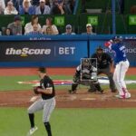 Vladimir Guerrero Jr. prende a los fans en el Rogers Centre, y la bola cae en el terreno