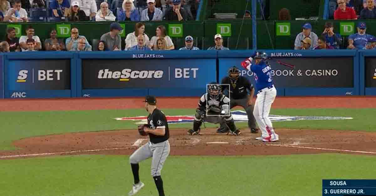 Vladimir Guerrero Jr. prende a los fans en el Rogers Centre, y la bola cae en el terreno