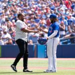 Con una gran sonrisa Vladimir Guerrero padre lanza la primera pelota en los Blue Jays para su hijo