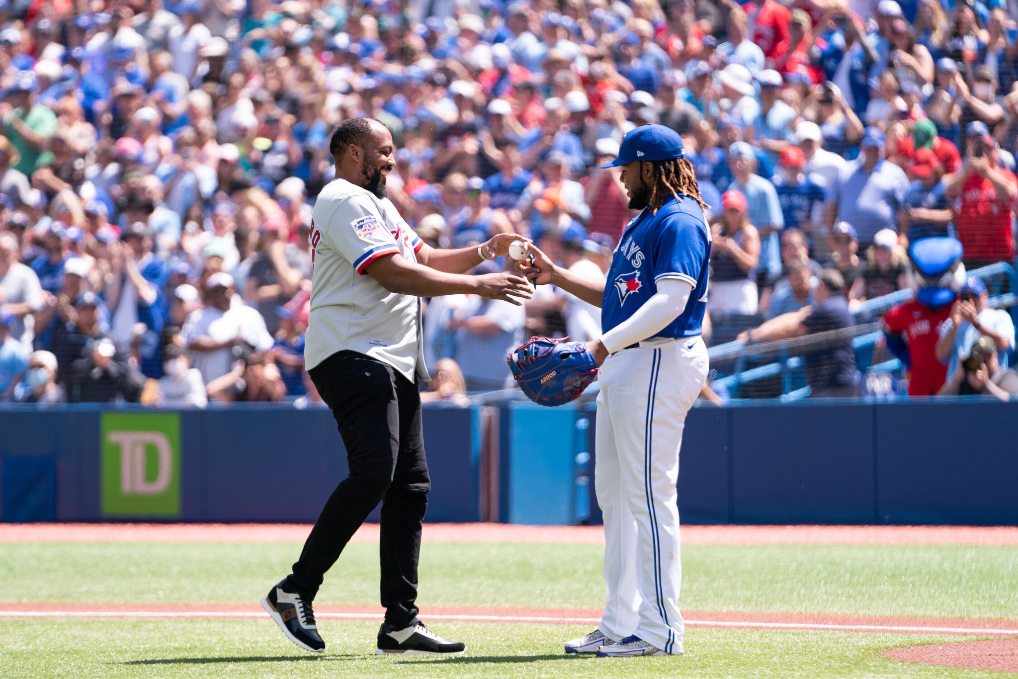 Con una gran sonrisa Vladimir Guerrero padre lanza la primera pelota en los Blue Jays para su hijo