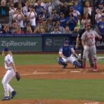 Albert Pujols corrió de inmediato a saludar a Adrian beltre al conectar su cuadrangular 700 (VIDEO)