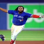 Cruciar momento donde los Yankees deciden picharle a Vladimir Guerrero jr con juego empate en la 10ma entrada