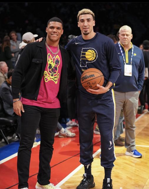 Juan Soto visita el juego de Brooklyn vs Indiana para apoyar a Chris Duarte