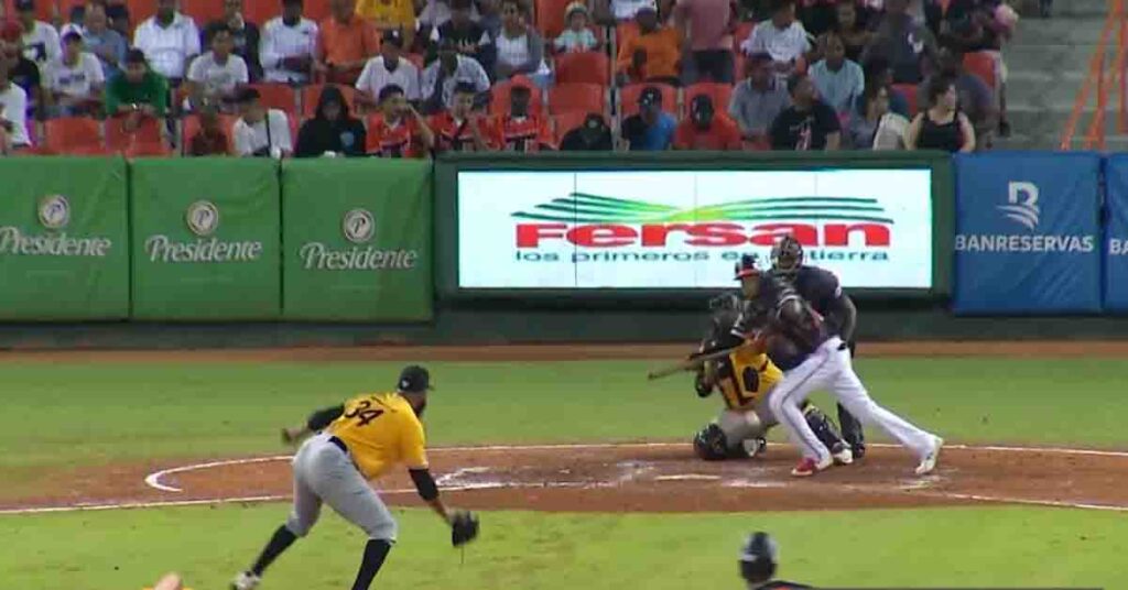 Aguilas caen ante toros por el error mas estupido que puede hacer un pitcher  (VIDEO)