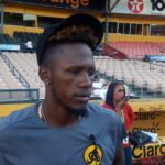 Humillan a pelotero de las águilas poniéndole cancion palito de coco por el simple hecho de ser haitiano, en el estadio Juan Marichal de Santo Domingo