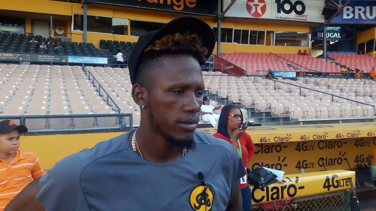 Humillan a pelotero de las águilas poniéndole cancion palito de coco por el simple hecho de ser haitiano, en el estadio Juan Marichal de Santo Domingo