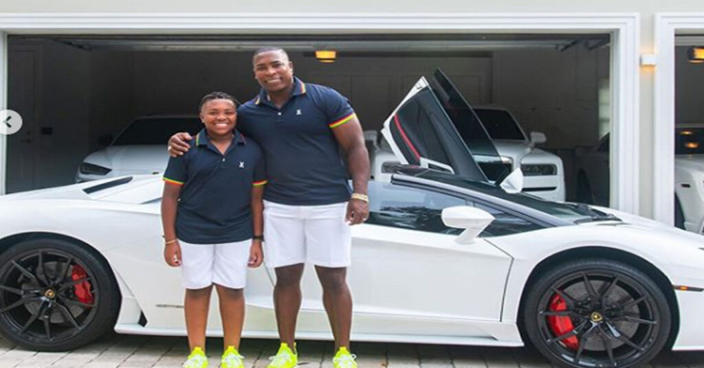 El ex-grandes ligas Alfonso Soriano presume con su hijo de su nuevo lamborghini