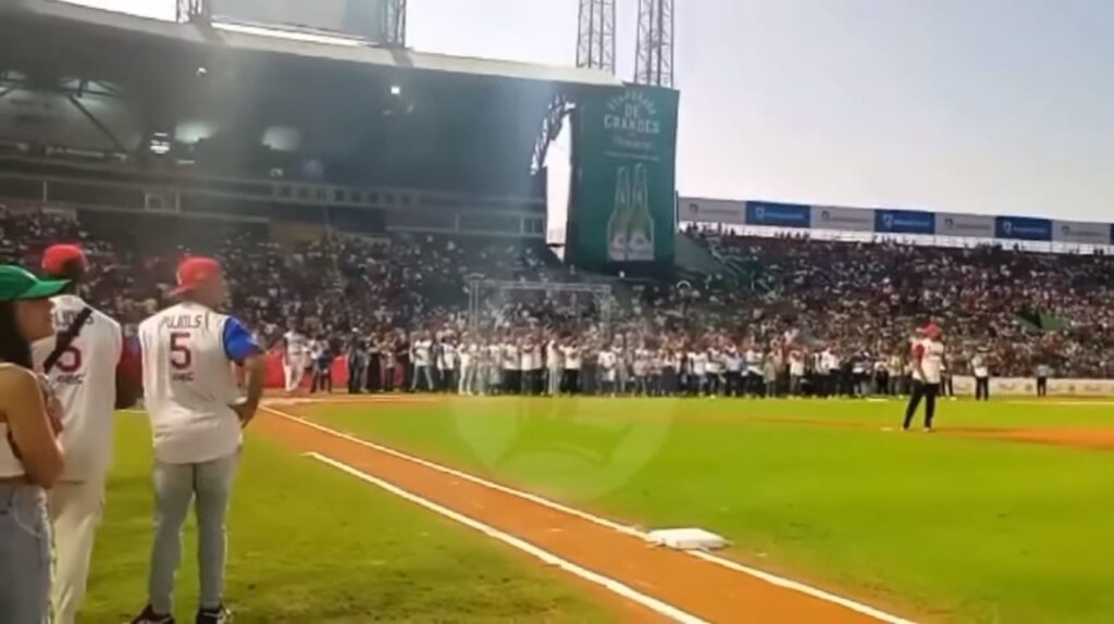 Cesar Valdez le lanza a Luis Polonia en el juego de Leyenda y termina pagándola caro