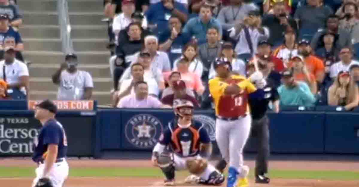 Descomunal majaguaso de Salvador Pérez en el clásico mundial venezuela vs Astros de Houston