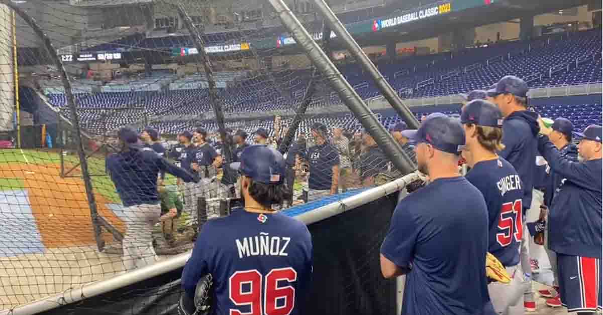 Peloteros se quedan sorprendido al ver a Ken Griffey, Jr desbaratando pelota en practica de bateo