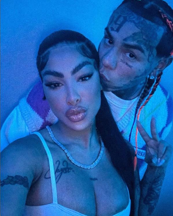 tekashi intenta agarrarle el ñame a Yailin y se le cae la minifalda a Karol g