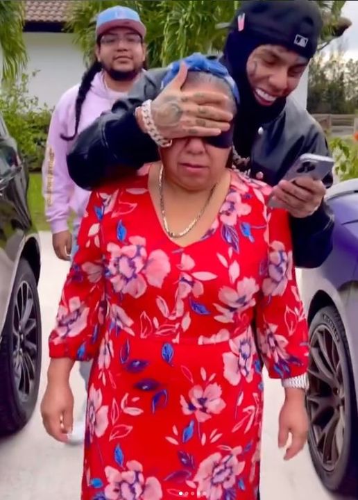 el regalo de tekashi a su madre