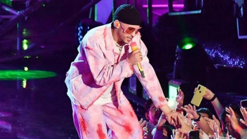 Bad Bunny ha demandado a un fanático que grabó y compartió imágenes no autorizadas .