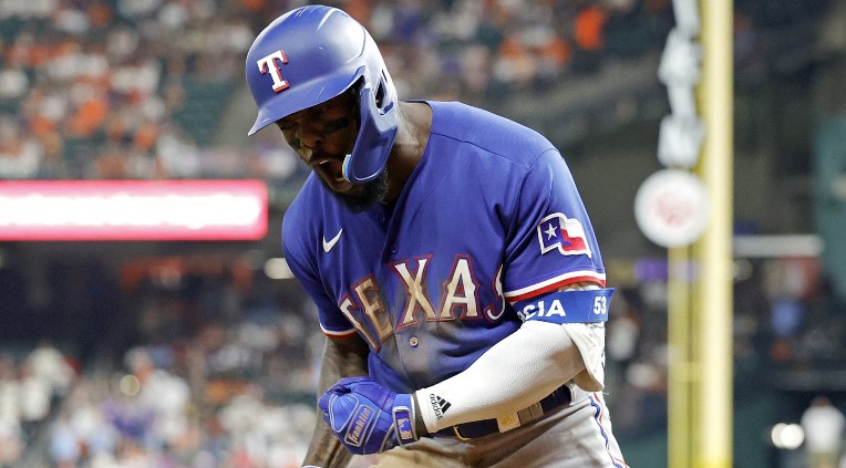 Adolis García conecta un tremendo cuadrangular contra los Cubs y remata con un espectacular bat flip