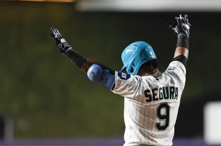 Infielder Dominicano en la Mira de los Yankees como Solución Tras la Lesión de Oswald Peraza