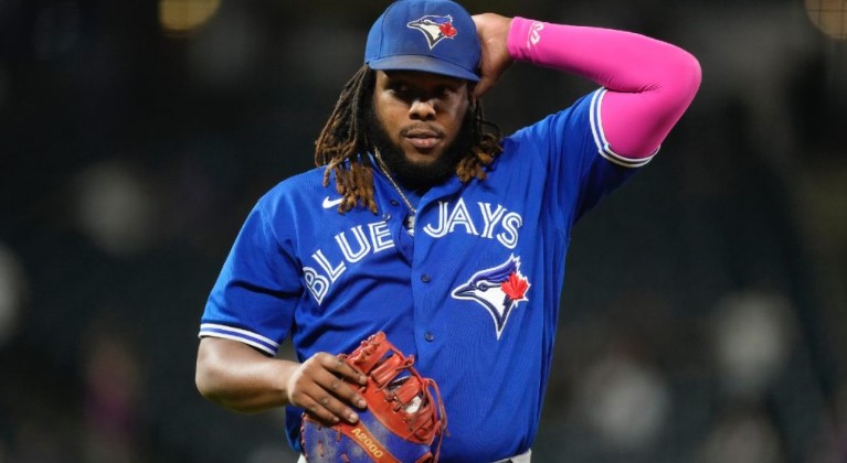 Vladimir Guerrero Jr. se Ausenta con los Azulejos de Toronto debido a una Lesión en la Rodilla