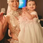 Sophia, sobrina de KaRoL G siendo cargada por Katy Perry en el backstage de los BBWomenInMusic.