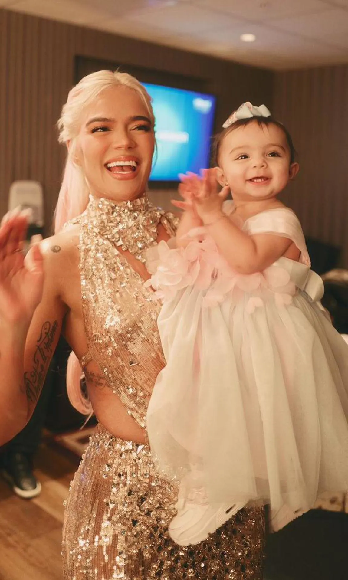 Sophia, sobrina de KaRoL G siendo cargada por Katy Perry en el backstage de los BBWomenInMusic.