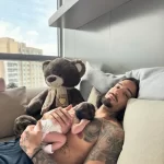 Maluma muestra por primera vez la carita de su bebé, París