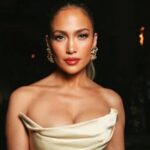 Jennifer Lopez revivió el estilo Barbie con un elegante minivestido