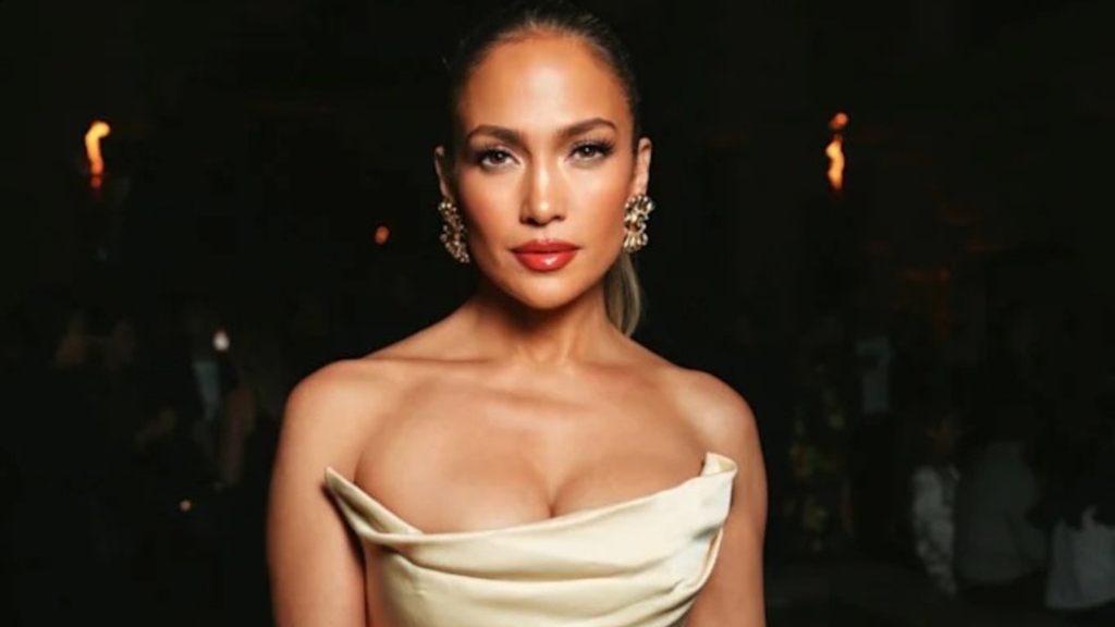 Jennifer Lopez revivió el estilo Barbie con un elegante minivestido