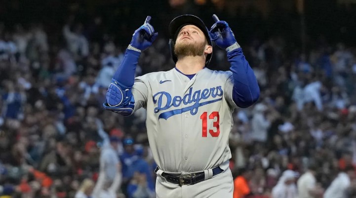 “Max Muncy sella la victoria para los Dodgers con un épico jonrón y lo celebra con un llamativo Bat Flip”