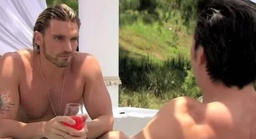 ¡Sin miedo al qué dirán! A sus 53 años, Julián Gil bota el plumero en Francia (+Fotos)