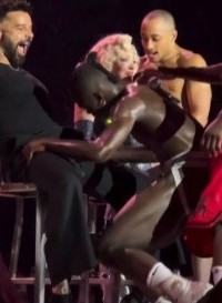 Mira la “metida de mano” que recibió Ricky Martin en el show de Madonna (+Video)