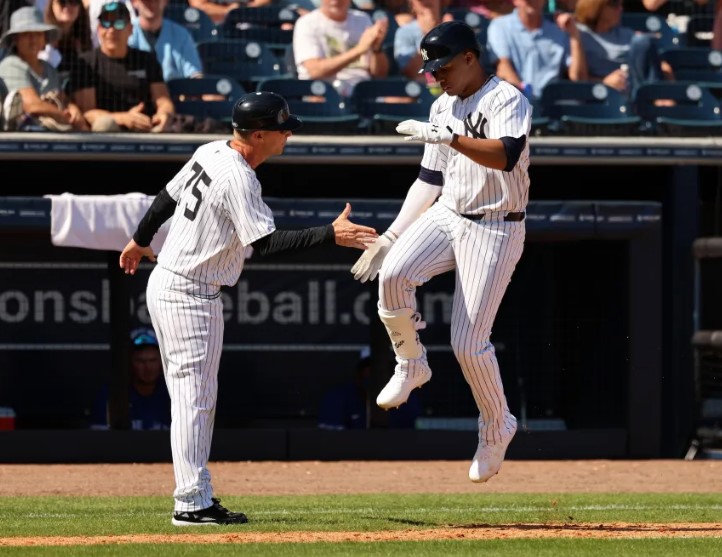 “El gesto de Juan Soto con un fan durante el juego: firma una pelota y luego se estrena con un HR en el Yankee Stadium”