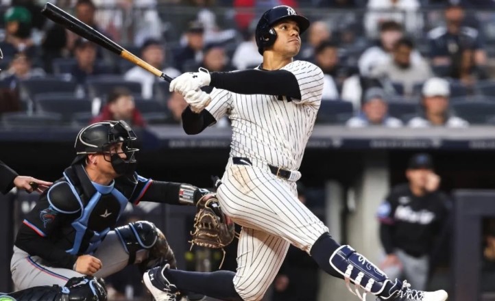 “Yankees negocia con el fan que atrapó la bola del primer jonrón de Juan Soto en el Yankee Stadium”