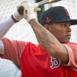 “Desde que le dieron un contrato millonario, una joven promesa de los Red Sox no ha conectado un hit.”