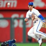 ¡Jugada asombrosa! Shortstop logra out mientras su compañero salta sobre su cabeza