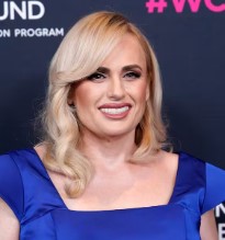 La actriz Rebel Wilson espera difundir un “mensaje positivo” al compartir que perdió la virginidad después de los 30 años