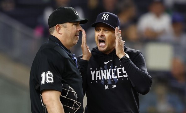 Aaron Boone es expulsado por primera vez en la temporada en un juego candente