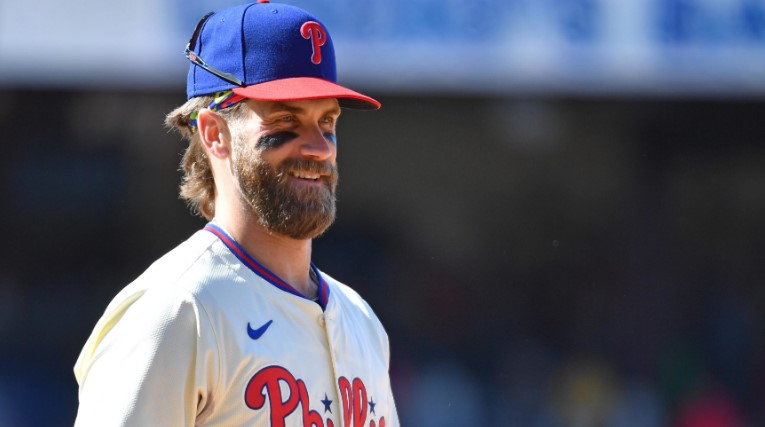 Bryce Harper regresa con un espectacular cuadrangular en su regreso de la lista de paternidad con los Phillies