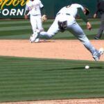 Pitcher realiza out de fantasía rodando la bola con el guante entre sus piernas