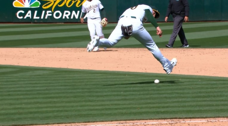 Pitcher realiza out de fantasía rodando la bola con el guante entre sus piernas