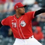 Pitcher estelar de Cincinnati domina con una salida sólida ante Rangers