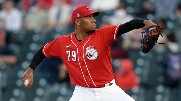 Pitcher estelar de Cincinnati domina con una salida sólida ante Rangers