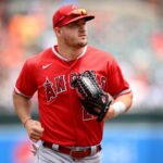 “¡Como en sus mejores años! Mike Trout realiza una increíble atrapada en el césped del Fenway Park”