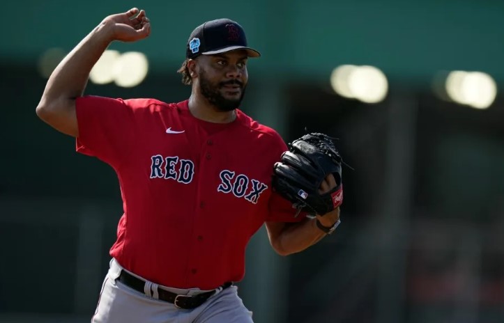 El pitcher estrella de los Red Sox lanzó duras críticas a MLB por la calidad de las pelotas, calificándolas como una vergüenza.