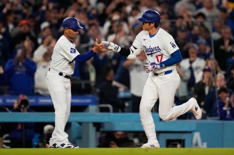 Shohei Ohtani al borde de superar récord establecido por Dave Roberts durante su tiempo en los Dodgers