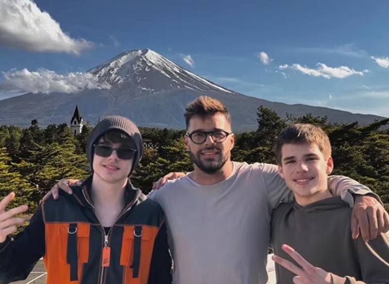 El asombroso parecido físico entre Ricky Martin y sus gemelos brilla durante su viaje a Japón