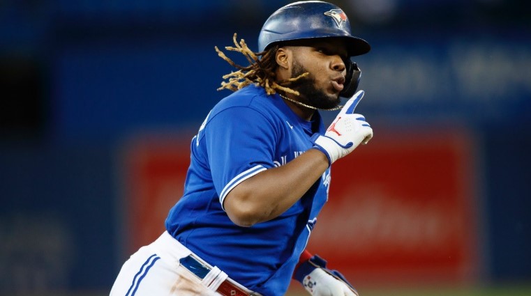 Vladimir Guerrero Jr. desata la ira de los fans de los Yankees con un gesto tras su jonrón