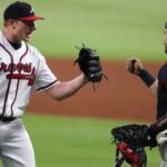 El receptor de los Bravos hace historia al igualar a dos leyendas del béisbol con 3 jonrones ante los Rangers