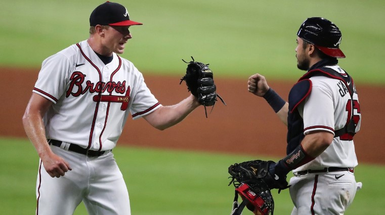 El receptor de los Bravos hace historia al igualar a dos leyendas del béisbol con 3 jonrones ante los Rangers