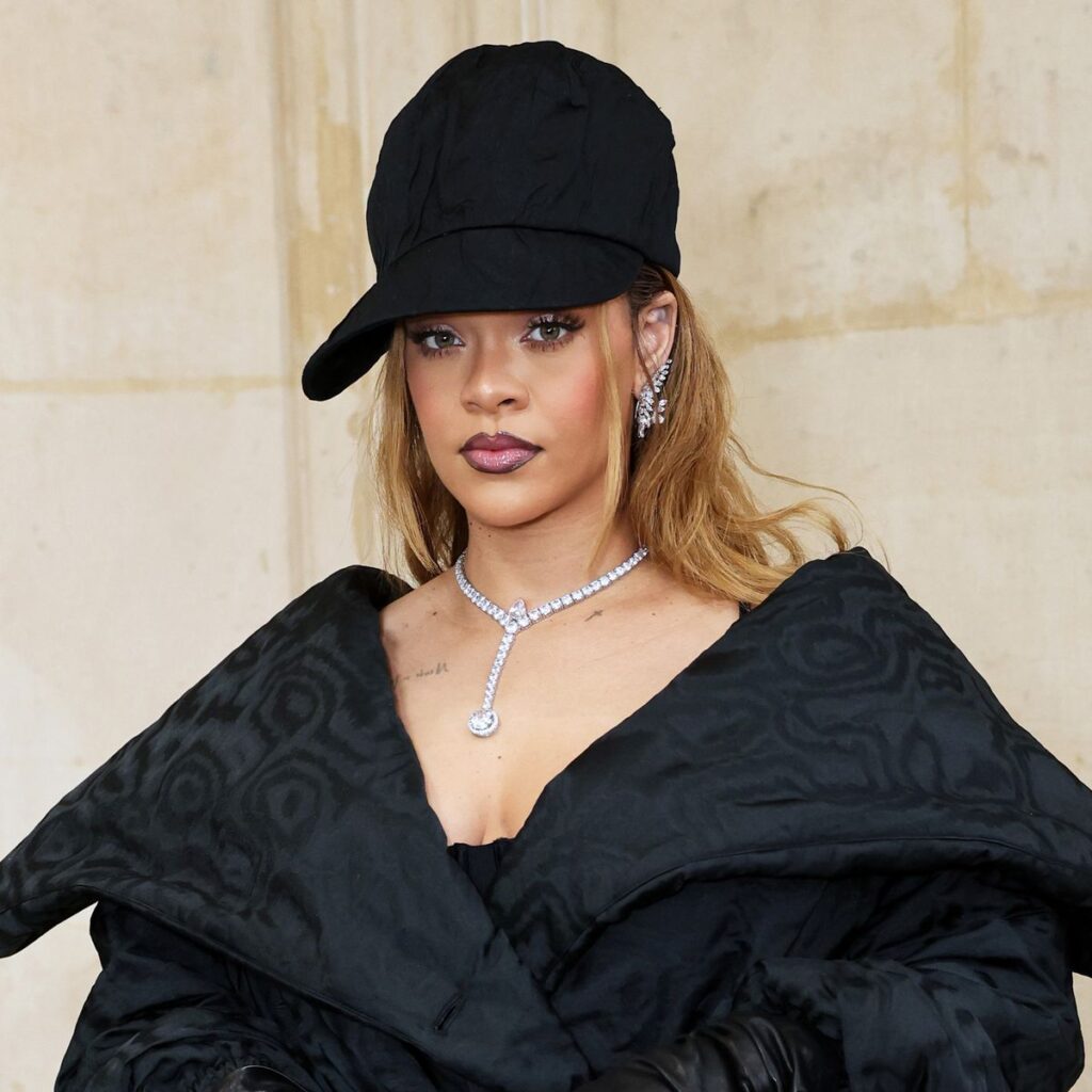 Rihanna reaparece por sorpresa en la Alta Costura de Dior en la Semana de la Moda de París